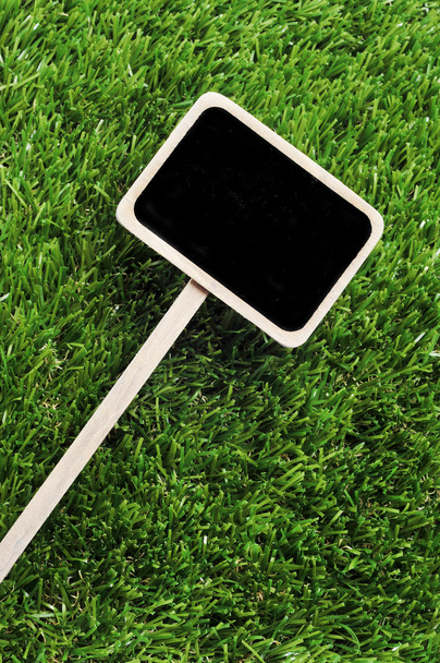 Наклейка доски на траве
 - Фото, изображение