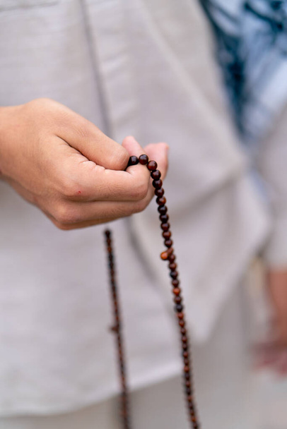 Mužské ruce islámského muže držícího růženec během modlitby obrácení a uctívání Alláha - Fotografie, Obrázek