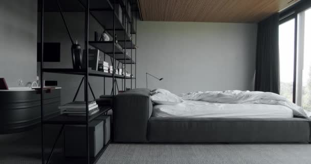 Siyah ve beyaz renkli zarif iç tasarım. Minimalist yatak odası. Modern yatak odası içi ve bir sürü yastıklı yatak odası. Minimalist İskandinav tarzı iç mekan. Mobilyalı modern yatak odası. - Video, Çekim
