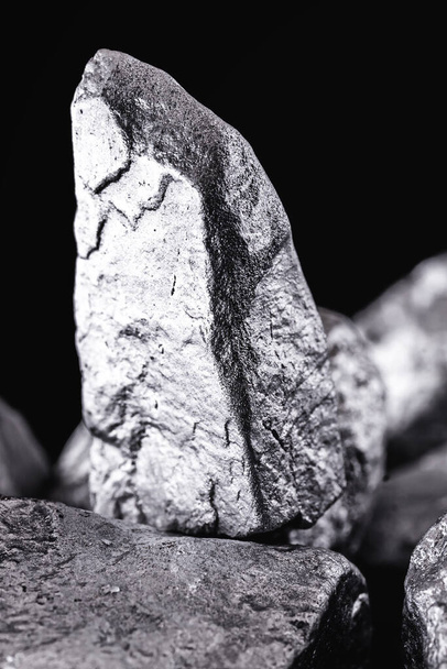 surowy kamień kobaltowy, wydobyty z Afryki. Górnictwo ciężkie. - Zdjęcie, obraz