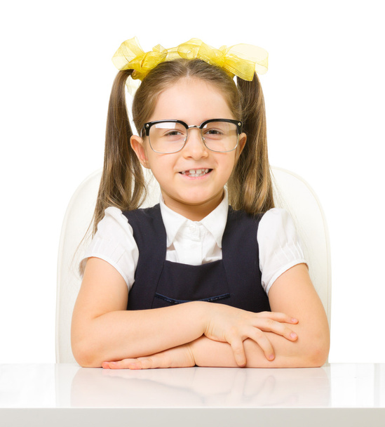 Маленькая школьница за столом
 - Фото, изображение