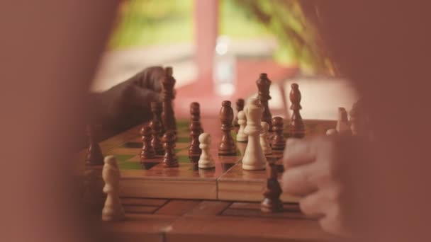 Opositores masculinos irreconocibles jugando al ajedrez al aire libre - Imágenes, Vídeo