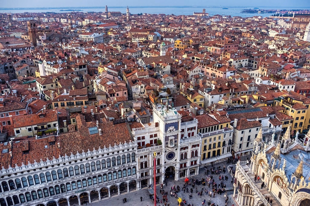 Αεροφωτογραφία της πλατείας του Αγίου Μάρκου στη Βενετία της Ιταλίας, με τον Πύργο του Ρολογιού ή τον Πύργο των Δύο Μαυριτανών στο κέντρο. - Φωτογραφία, εικόνα