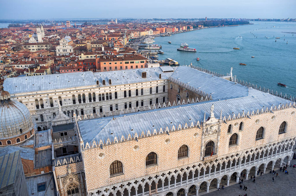 12 / 02 / 2017 Venecia, Italia: Vista aérea del Palacio Ducal en la Plaza de San Marcos en Venecia, Italia, y de la ciudad - Foto, imagen