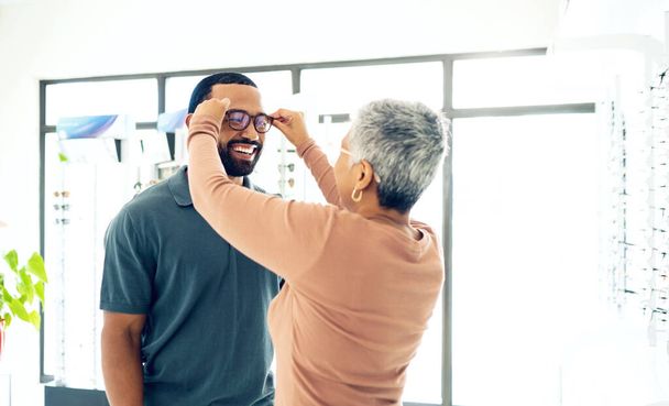 Optimetri, gözlük ve kadın müşteri ile birlikte karar, seçim ve optikler için gözlükçü dükkanında görüş. Sağlık, oftalmoloji ve danışmanlık yapan kişiler ve reçeteli lens, gözlük ve çerçeveler. - Fotoğraf, Görsel