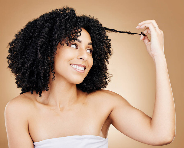 Afro, boldog nő és szépség haj szál stúdió természetes növekedés, tekercs textúrák vagy eredmények barna háttér. Modell, göndör frizura vagy ápolása szalon esztétikai, keratin kezelés vagy sampon. - Fotó, kép