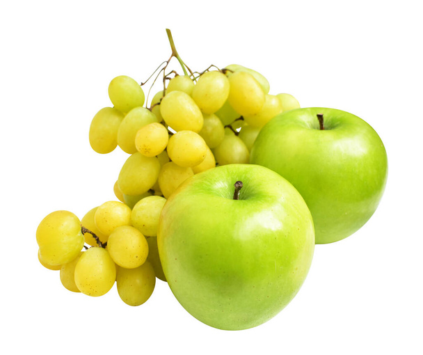 Grüne Trauben und grüner Apfel isoliert, kein Schatten mit Schneideweg vor weißem Hintergrund, gesunde frische Früchte - Foto, Bild