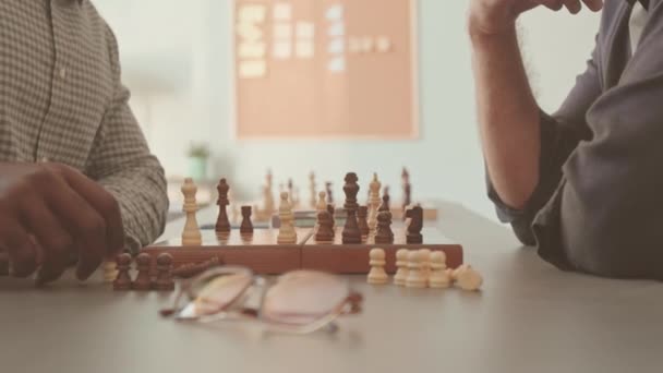 Przycięta talia w górę powoli nierozpoznawalnych szachistów podających sobie ręce po zakończeniu gry - Materiał filmowy, wideo