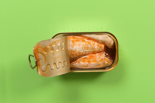 lattina di sardine sottaceto su sfondo verde - Foto, immagini