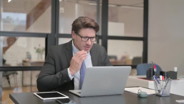 Homme d'affaires avec mal de dents Travailler sur ordinateur portable dans Office - Séquence, vidéo