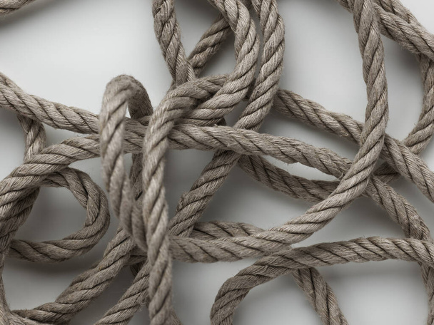 Конопляна мотузка над білим тлом - Фото, зображення