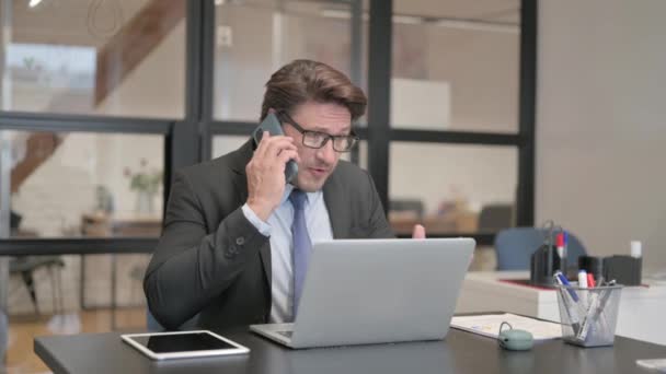 Θυμωμένη νεαρή επιχειρηματίας Μιλώντας στο τηλέφωνο Εξωτερική - Πλάνα, βίντεο