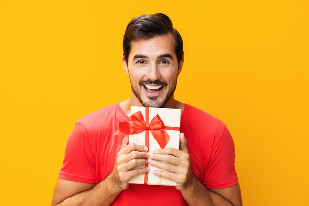 niespodzianka człowiek model pudełko urodziny studio facet obecny prezent gospodarstwa Walentynki kopia świętować dać prezent przestrzeń uroczystości mężczyzna szczęśliwy Boże Narodzenie wyprzedaż - Zdjęcie, obraz