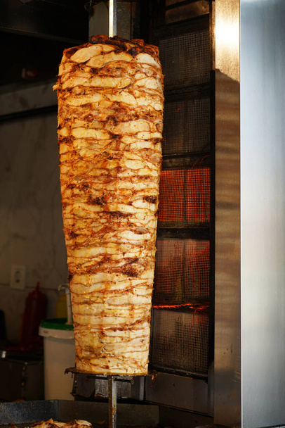 Sobre comida de rua na Turquia doner kebab é sempre preferível, kebab doador de frango em um restaurante em Istambul Turquia - Foto, Imagem
