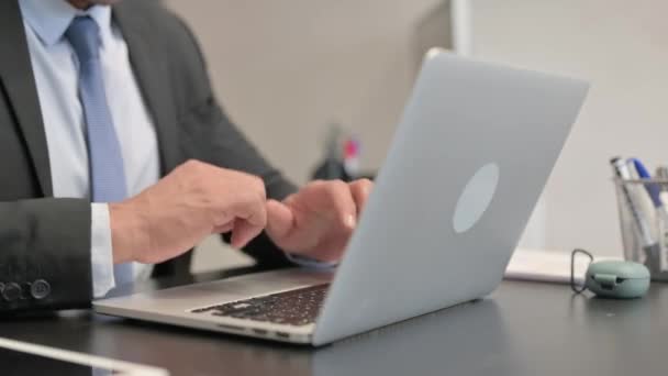 Primer plano del hombre de negocios que trabaja en el ordenador portátil - Imágenes, Vídeo