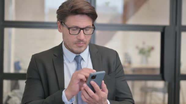 オフィスに座っている間電話を使用するビジネスマン - 映像、動画