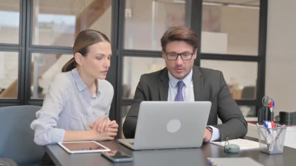 Üzletember Beszélgetés a női munkavállalóval az irodában - Felvétel, videó
