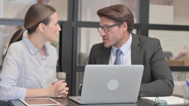 Boze zakenvrouw in gesprek met zakenman op kantoor - Video