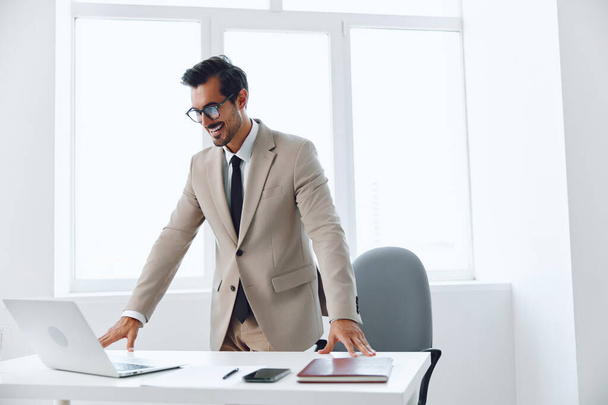 Белый человек занятие ноутбук технологии бизнеса красивый рабочий жест костюм компьютерный победитель кричать эмоции взволнованный бизнесмен офисной работы счастлив - Фото, изображение