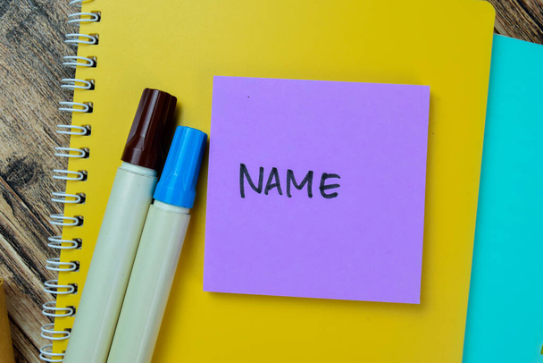 Concept de nom écrire sur des notes collantes isolées sur la table en bois. - Photo, image
