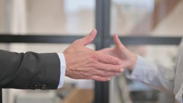 Gente de negocios estrechando la mano después del acuerdo - Metraje, vídeo