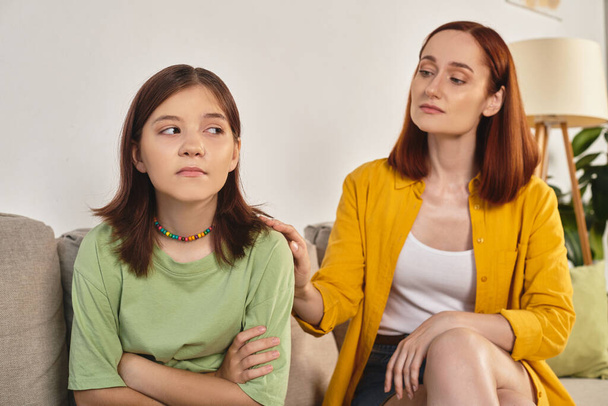 starostlivá matka uklidňující frustrovaný dospívající dcera na gauči v obývacím pokoji, podpůrné rodiče - Fotografie, Obrázek