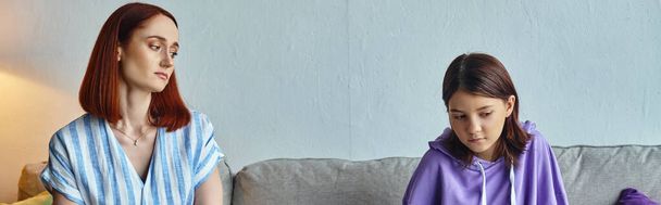 opiekuńcza matka patrząc na sfrustrowany nastolatek córka siedzi na kanapie w salonie, baner - Zdjęcie, obraz