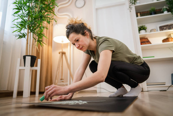 Одна жінка-дизайнерка малює на дошці на підлозі з крейдою
 - Фото, зображення
