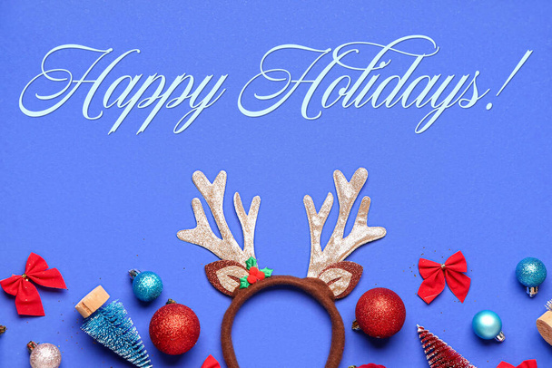 Χριστουγεννιάτικη διακόσμηση και κείμενο Ευτυχισμένες διακοπές σε μπλε φόντο - Φωτογραφία, εικόνα