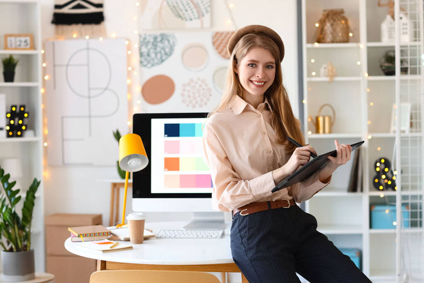 Ofiste çalışan tabletli kadın grafik tasarımcısı - Fotoğraf, Görsel