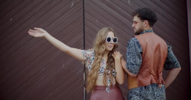 Blond mladá žena na sobě módní oblečení a trávení volného času s přítelem během dovolené - Záběry, video