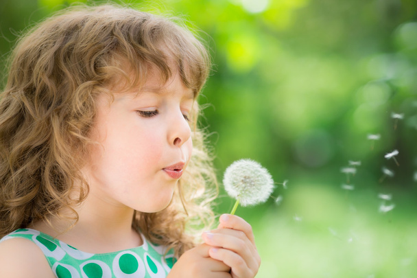 Child with dandelion flower - Foto, afbeelding