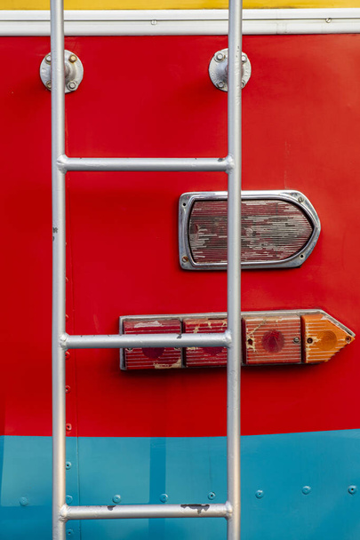 Abstract kleurrijke vorm op de metalen wand van een oude bus. textuur - Foto, afbeelding