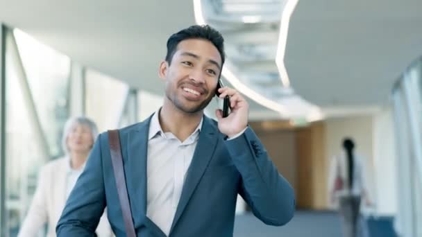Llamada telefónica, comunicación y hombre de negocios caminando en el pasillo de la oficina con un teléfono móvil para la carrera. Feliz, tecnología y profesional abogado masculino en una conversación móvil en el lugar de trabajo moderno - Metraje, vídeo