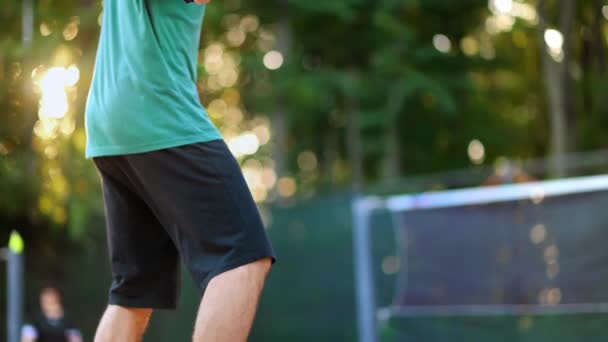 Hombre jugando Pickleball, golpeando la pelota con una raqueta en una cancha al aire libre. Movimiento lento - Metraje, vídeo