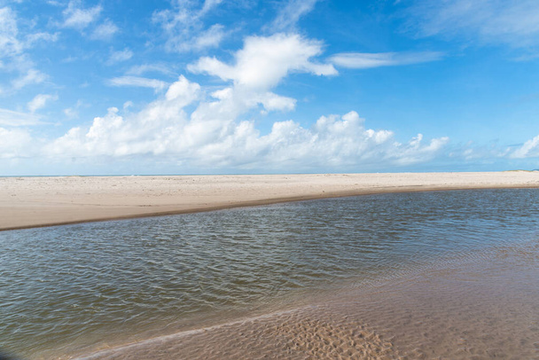 Águas de um rio que flui para o mar. areia branca na praia. Ambiente preservado. Valenca, Brasil - Foto, Imagem