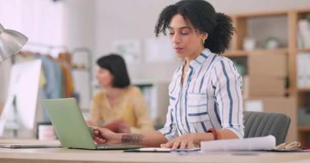 Laptop, tervezés és egy női tervező kávézik az irodájában, miközben egy kreatív projekten dolgozik. Számítógép, koffein és egy fiatal alkalmazott dolgozik egy kis üzleti startup tervezés. - Felvétel, videó
