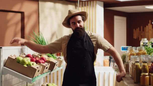 Комірник супермаркетів Zero waste бере участь у телевізійному шоу-сегменті просування органічної їжі та веганського способу життя. Місцевий торговець магазинами перед камерою представляє свою свіжу їжу - Кадри, відео