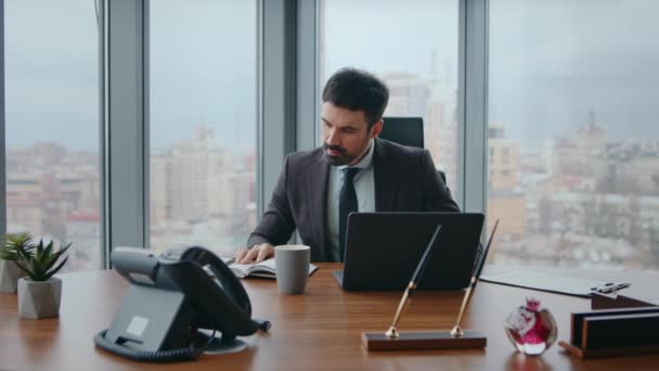 Çalışma masasındaki notlara bakarak dizüstü bilgisayar yazan bir iş adamı. Yakışıklı sakallı adam internet işinden sonra kahve içiyor lüks ofis şirketinde oturuyor. Başarılı girişimci ara veriyor.. - Video, Çekim