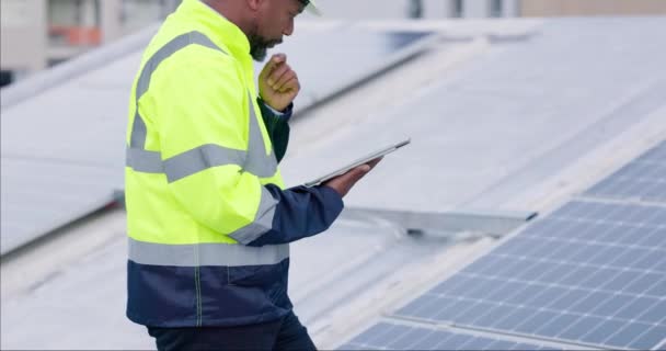 Mühendislik, düşünme ve güneş panelleri için tableti olan adam, sürdürülebilirlik verileri ve çatı planlamada çevre dostu güç. Dijital teknoloji, şebeke kontrolü ve ısıtma kurulumu teknisyeni. - Video, Çekim