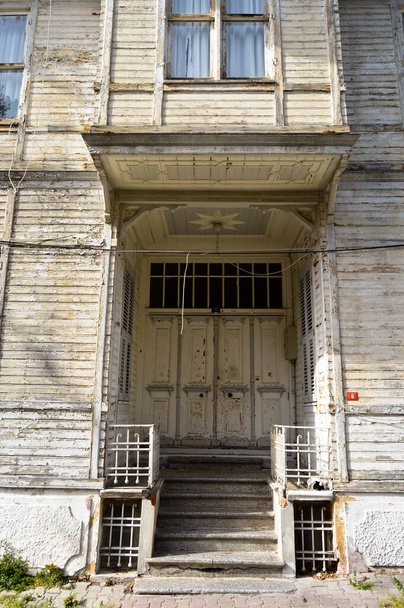 Vanha valkoinen väri puinen ovi talon Turkissa Istanbul Buyukada - Valokuva, kuva