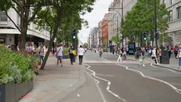 LONDRES, REINO UNIDO - 11 de agosto de 2023: Paisaje urbano. Múltiples personas caminando, edificios clásicos y zonas verdes - Metraje, vídeo