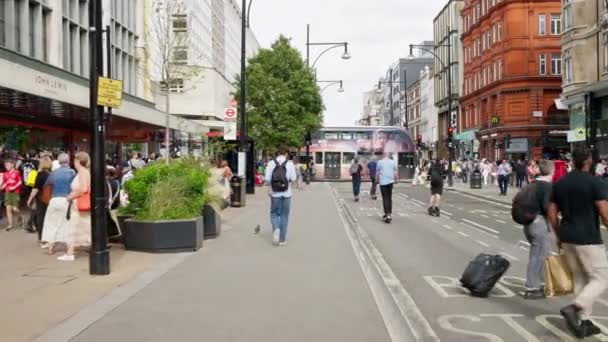 LONDRES, REINO UNIDO - 11 de agosto de 2023: Paisaje urbano. Múltiples personas caminando, edificios clásicos y zonas verdes - Metraje, vídeo