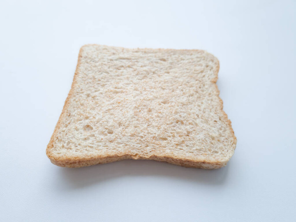 Krajíc obyčejného pšeničného chleba, buď hned sežraný, nebo zakončený čokoládou nebo něčím jiným - Fotografie, Obrázek