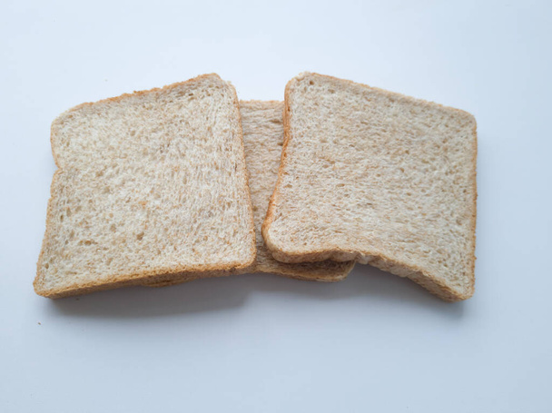 Krajíc obyčejného pšeničného chleba, buď hned sežraný, nebo zakončený čokoládou nebo něčím jiným - Fotografie, Obrázek