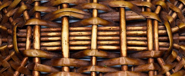手作りの伝統的で乾燥した枝、ウィッカーブラウンのテクスチャの背景、自然パターン織ウィッカーと籐のテクスチャ - 写真・画像