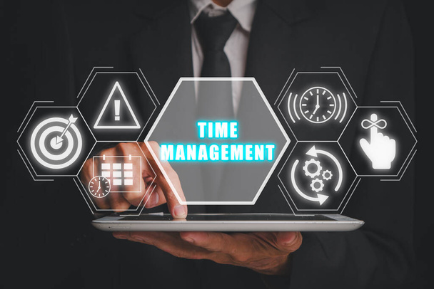 Concept de gestion du temps, Homme d'affaires utilisant une tablette numérique avec icône de gestion du temps sur écran virtuel. - Photo, image