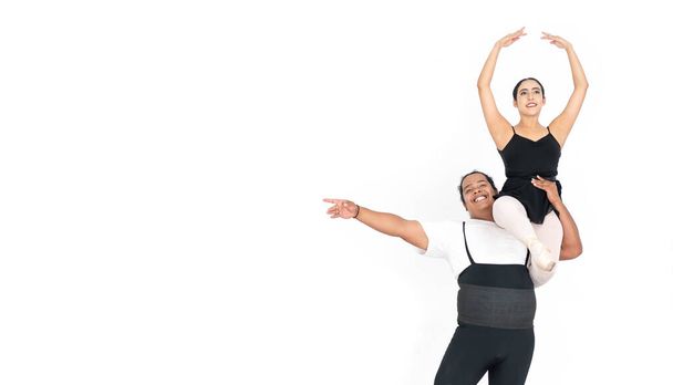 İspanyol balerin, beyaz bir arka planda izole edilmiş gülümseyen Afrikalı Amerikalı erkek dansçıyla klasik bale yapıyor.  - Fotoğraf, Görsel