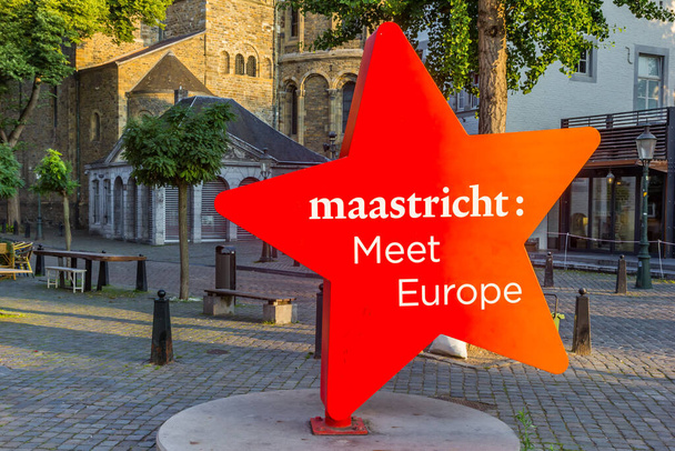 オランダのマーストリヒトの歴史的中心部にテキストが付いた赤い星のアイコン - 写真・画像