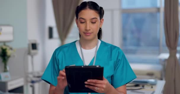 Νοσοκόμα, γυναίκα και tablet για νοσοκομειακή υπηρεσία, διαγράμματα υγείας και πληροφορίες κλινικής με ευτυχή αποτελέσματα και προγραμματισμό. Πρόσωπο επαγγελματία ιατρού ή εργαζομένου στην ψηφιακή τεχνολογία ή την ιατρική έρευνα. - Πλάνα, βίντεο
